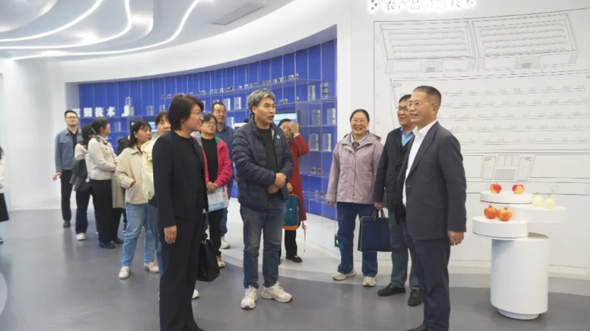 洛阳市农林科学院专家一行莅临云飞科技参观指导，共探智慧农业新路径